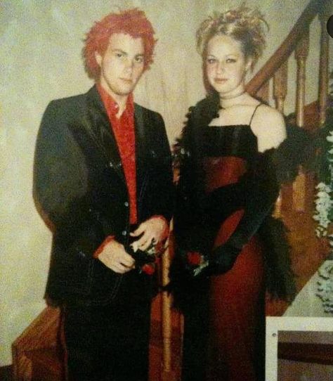 Alt Prom, Prom Couples Outfits, Emo Prom, Goth Family, Prom Theme Party, Punk Prom, 2000s Prom, Goth Prom, 2000s Goth