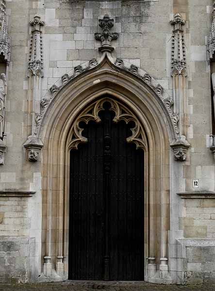 Standard Gothic arch, with the radius being the width of the opening. Gothic Architecture Interior, Gothic Door, Gothic Statue, Gothic Ideas, Gothic Windows, Gothic Buildings, Gothic Cathedrals, Gothic Rose, Gothic Cathedral