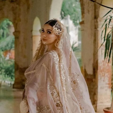 Styled in Pakistan on Instagram: "so regal ✨ @anizaxphotos" Traditional Nikkah Bride, Pakistani Wedding Shoot, Nikkah Bride Pakistan, Desi Bride Aesthetic, Desi Wedding Photoshoot, Pakistani Wedding Aesthetic, Pakistan Wedding Dress, Nikkah Hijab, Nikkah Dress Pakistani