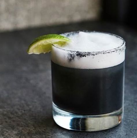 Discover DIY dark cocktail recipes with naturally detoxifying properties made with activated charcoal powder, fresh fruit juices, and premium spirits. Activated Charcoal Uses, Fresh Fruit Juice, Fruity Cocktails, Black Food, Halloween Cocktails, Super Food, Juicing For Health, Fruit Cocktails, Snow Cones