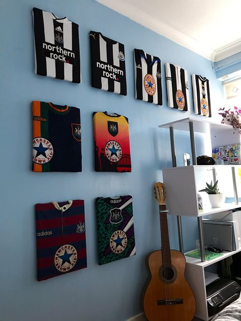 Paul Dredge on Twitter: "A few months ago I saw a picture of someone hanging their old football shirts on a wall, which gave me an idea.  Today I finished my little project in my office.  #NUFC @NUFC… https://t.co/Wxjt9DC9ZD" Retro Gamer Room, Gamer Room Ideas, Old Football Shirts, Old Football, Soccer Room, Football Rooms, Football Bedroom, Retro Games Room, Ideas Habitaciones