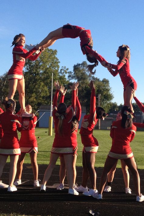 Cheer stunt, arch back Cute Cheer Stunts, Stunt Ideas, Easy Cheer Stunts, Cheer Pyramids, Cool Cheer Stunts, Cheerleading Pyramids, Stunt Video, Cheer Ribbon, Youth Cheer