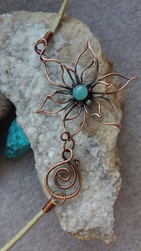 Flower Wire Jewelry, Wire Wrapped Flower Pendant, Copper Wire Crafts Diy, Wire Wrap Flower, Wire Jewelry Ideas, Wire Wrap Beads, Beaded Wire Art, Jewelry Tutorials Free, Copper Wire Crafts