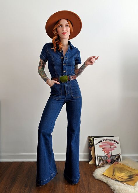 Casual 70s Outfits Women, Denim Jumpsuit Styling, 70s Jumpsuit Outfit, 70s Overalls Outfit, Blue Jean Jumpsuit Outfits, Modern 70s Outfits, Old Western Outfits Women, 70s Denim Jumpsuit, 70s Outfits Women