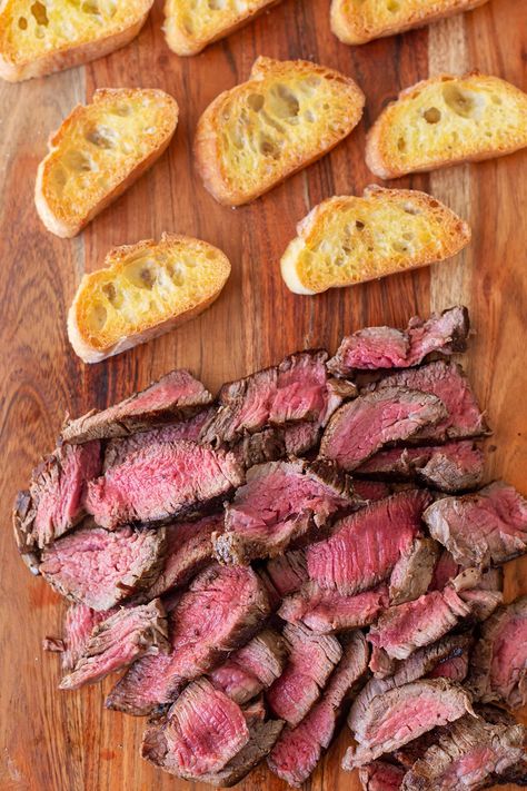 Beef Tenderloin Crostini With Parmesan Wine Cream Sauce, Beef Tenderloin Appetizers Filet Mignon, Beef Tips Appetizer, Roast Beef Appetizers Parties, Beef Tenderloin Crostini With Parmesan Cream Sauce, Roast Beef Crostini With Horseradish, Petite Filet Of Beef, Filet Crostini Appetizers, Filet Bites Recipe