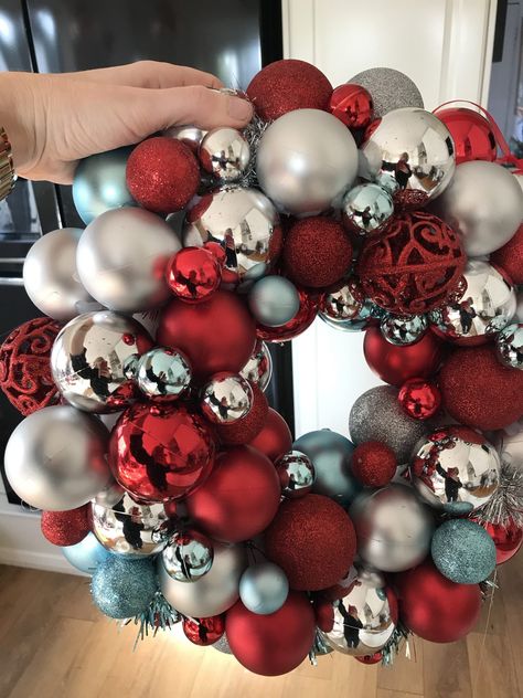 How to make your own Christmas bauble wreath - Once a Duckling Kissing Balls Christmas Diy, Fall Wreaths Diy Easy, Christmas Balls Wreath Diy, Diy Christmas Baubles, Christmas Reef, Bauble Wreath, Xmas Baubles, Door Wreaths Diy, Christmas Ornament Wreath