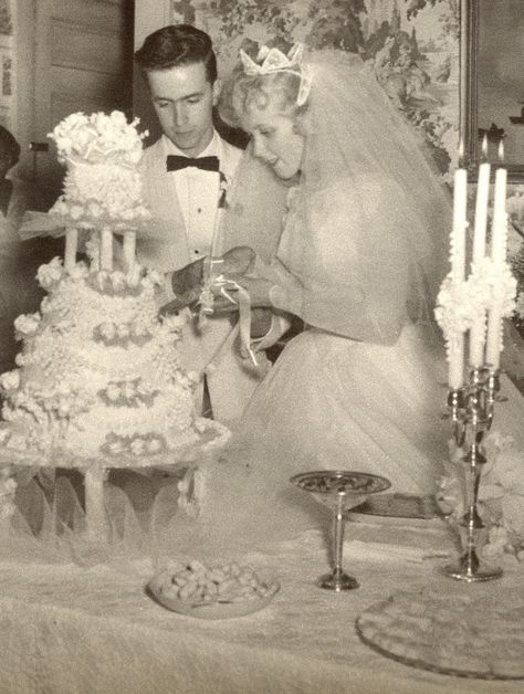 Old Wedding Photos, 1940s Wedding, Gowns Vintage, Vintage Brides, Vintage Wedding Photos, Beautiful Beach Wedding, Wedding Cakes Vintage, Wedding Gowns Vintage, Vintage Bride