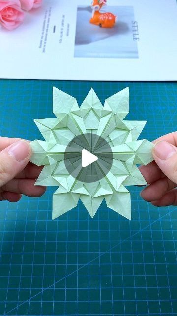 Origami Snowflake Tutorial, 3d Paper Crafts Diy Projects, Snowflakes Origami, Snowflake Origami, Origami Snowflake, Origami Mandala, Holiday Origami, 3d Origami Tutorial, Origami Christmas Ornament