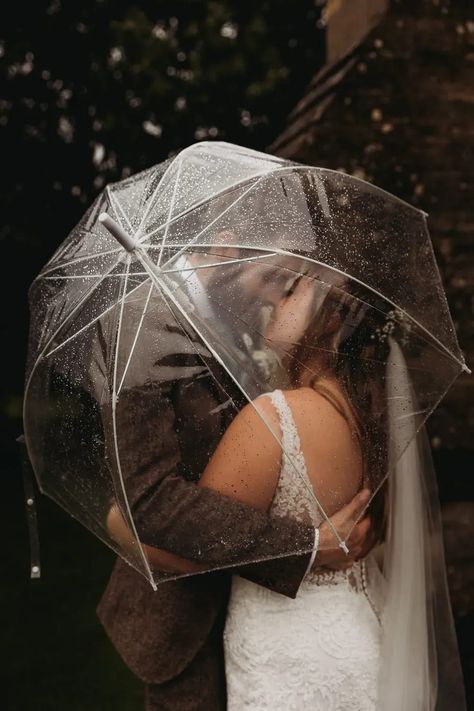 Rainy Wedding Inspiration, Rain Wedding Photos Rainy Days, Clear Umbrella Photography Wedding, Rainy Backyard Wedding, Wedding Photography In The Rain, Rainy Fall Wedding, Rainy Wedding Portraits, Wedding Photography Rainy Day, Wedding Rain Pictures