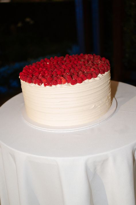 Italian wedding cake with fresh red berries on top Italian Style Wedding Cake, Vintage Italian Wedding Aesthetic, Traditional Italian Wedding Cake, Wedding Italian Food, 2024 Wedding Cake, Italian Wedding Cake Recipe, Wedding Cake 2024, Italian Food Wedding, Wedding Cake Homemade