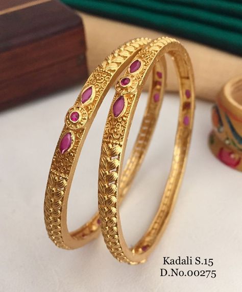 Golden Bangles Indian Design, Latest Bangles Design Gold, Man Gold Bracelet Design, Bangle Collection, Vaddanam Designs, Wedding Ornaments, Solid Gold Bangle, Kuchu Designs, Gold Bangles Indian