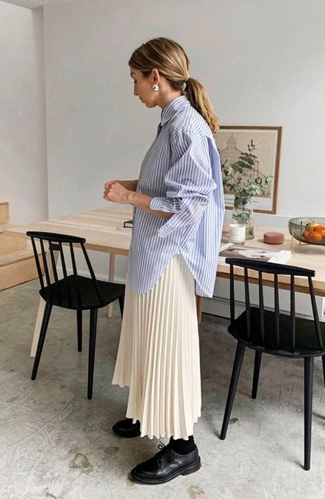 Midi Rok Outfit, Long Pleated Skirt Outfit, White Pleated Skirt Outfit, Pleated Skirt Outfit Summer, Black Pleated Skirt Outfit, Rok Outfit, White Skirt Outfits, Basic Dress Pattern, Jumpsuit Denim