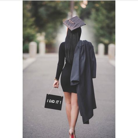 Nurse Graduation Looks, University Graduation Outfit, Nursing School Graduation Pictures, Graduation Outfit College, Graduation Outfit Ideas, Graduation Pic Ideas, Nursing Graduation Pictures, Masters Graduation, College Graduation Photoshoot