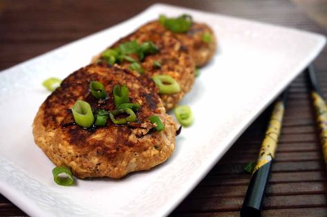 Ponzu Tuna Cakes Tuna Sisig, Easy Chicken Dinner Baked, Canned Tuna Recipe, Tofu Patties, Tuna Fish Recipes, Recipes Japanese, Tuna Patties, Tuna Cakes, Canned Tuna