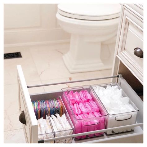 Bathroom Drawer Organization, Desain Pantry, Pretty Bathrooms, Diy Bathroom Storage, House Organisation, Apartment Organization, Bathroom Storage Organization, Home Organisation, Drawer Organizers