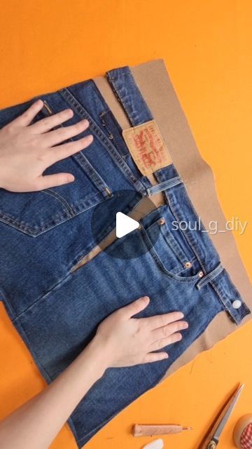 Denim Jeans Bag Ideas, Denim Duffle Bag Diy Old Jeans, Things To Make Out Of Jeans Diy Upcycle, Denim Remake Ideas, How To Make A Denim Bag From Jeans, Bag From Jeans Diy, How To Sew Denim, Diy Sac En Jean, Denim Purse Diy