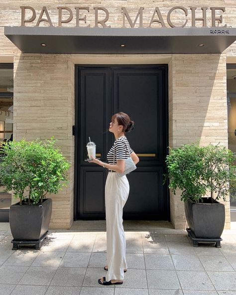 Korean Sandals Outfit, Simple Chic Outfits Minimal Classic, Simple Chic Outfits, Semi Formal Mujer, Outfits Minimal, Styles Korean, Classy Street Style, Campus Outfit, Korean Summer Outfits