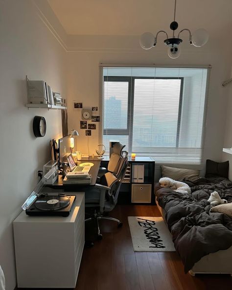 Apartment Bedroom Minimal, Small Room Cozy Aesthetic, Cozy Bedroom Aesthetic Comfy, Dark Minimalist Bedroom, Small Room Setup, Mens Bedroom Decor, Bedroom Setup, Room Redesign, Makeover Bedroom