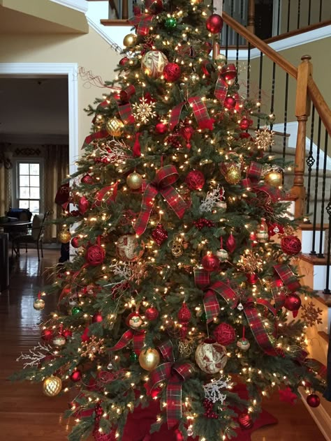 Red Christmas Tree Ribbon, Classy Red Christmas Decor, Christmas Tree Ideas Classic, Tradition Christmas Tree, Red And Gold Christmas Decor Ideas, Traditional Red Christmas Tree, Traditional Christmas Tree Red And Gold, Gold And Red Christmas Tree Decorations, Christmas Traditional Decorations