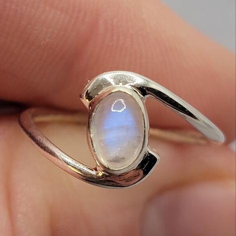 Moonstone Oval Sterling Silver Ring Size: 5 Stamped 925 Genuine Gemstone Condition: New With Size Tag Clear Stone That Flashes Blue Shifting In The Light Blue Fire Rainbow Moonstone Has A Gentle, Calming Energy. It Helps To Strengthen Intuition, Enhances Creativity, Compassion, Endurance And Inner Confidence. This Stone Brings Balance And Harmony. The Rainbow Effect Can Help With Clearing And Uplifting Energies. It Has Been Said To Have The Power To Grant Wishes. Moon Stone Ring Vintage, Silver Rings With Gemstones, Silver Ring Gemstone, Silver Ring Blue Stone, Blue Moonstone Ring, Moonstone Silver Ring, Silver Aquamarine Ring, Crystal Wedding Ring Silver, Abba Tattoo