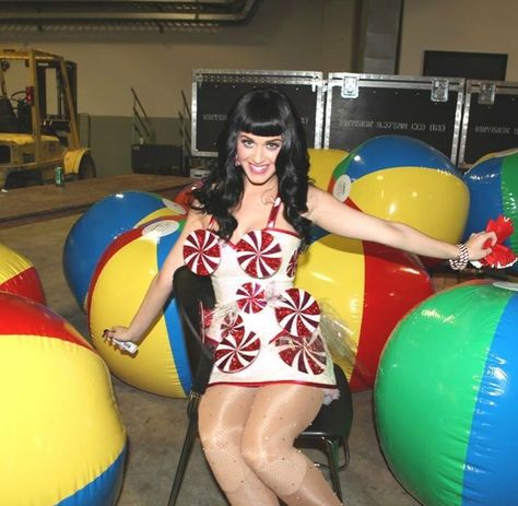 Katy Perry California, Katy Perry Outfits, 2000s Girls, Rock Star Party, Pretty Halloween Costumes, Cute Birthday Ideas, Cotton Candy Clouds, Pin Up Style, Teenage Dream