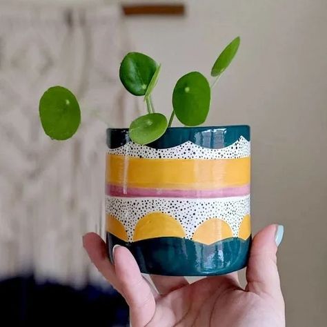 patterned pottery painting ideas Diy Keramik, Painted Planter, Hand Painted Planter, Plant Pot Design, Diy Pottery Painting, Plant Pot Diy, Painted Pots Diy, Painted Plant Pots, Paint Your Own Pottery