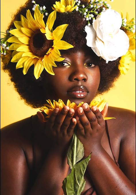 Sunflower Studio Photoshoot, Yellow Theme Photoshoot, Sunflower Photoshoot Black Women, Flower Themed Photoshoot, Flower Photoshoot Black Women, Flower Photoshoot, Short Box Braids Hairstyles, Beautiful Photoshoot Ideas, Studio Photography Poses