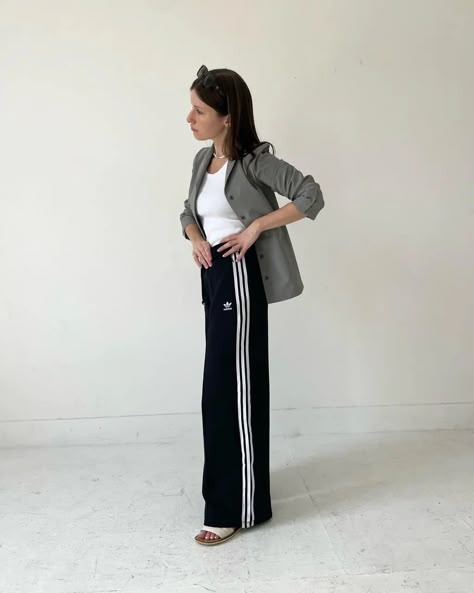 Adidas Track Pants Outfit, Adidas Pants Outfit, 2000 Outfits, Adidas Firebird, Sporty Chic Outfits, Looks Adidas, Track Pants Outfit, Look Adidas, French Girl Chic