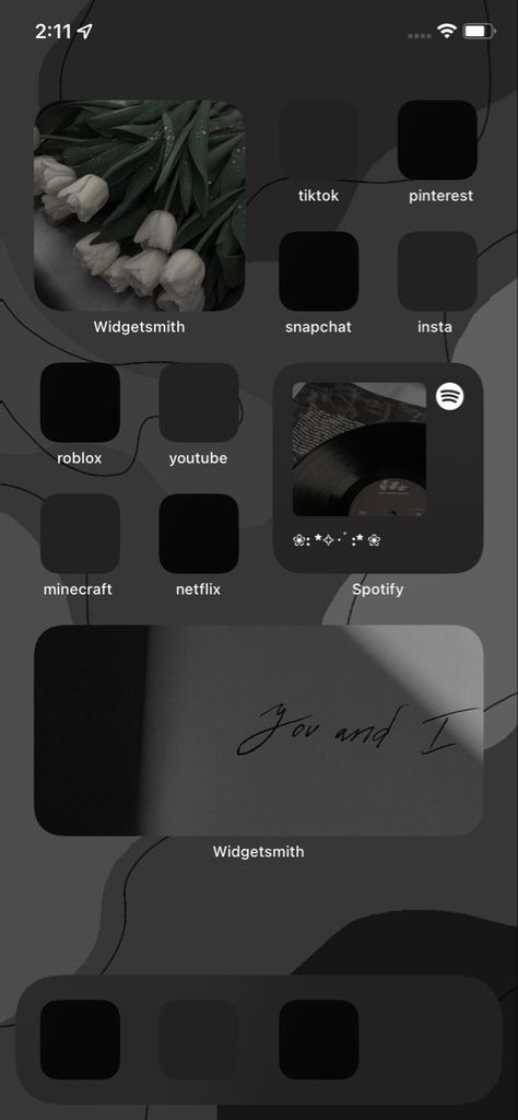 Black Home Screen Widget, Organisation, Ios 17 Home Screen Layout, Dark Home Screen Layout Iphone, Dark Phone Home Screen, Custom Iphone Homescreen Black, Dark Theme Phone Ideas, Iphone Layout Homescreen Ideas Aesthetic Dark, Dark Mode Widgets