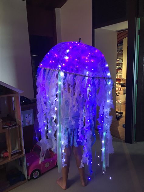 umbrella jellyfish Jellyfish Costume Umbrella, Jellyfish Costume Diy, Umbrella Images, Jellyfish Halloween Costume, Umbrella Jellyfish, Jellyfish Halloween, Karneval Diy, Diy Umbrella, Jellyfish Lantern