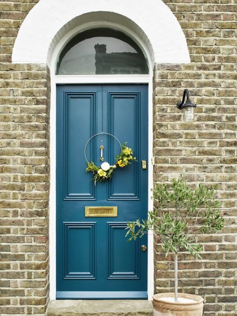 Statement Front Door, Bold Front Door, Victorian Front Door, Best Front Door Colors, Victorian Front Doors, Front Door Ideas, Front Door Inspiration, Best Front Doors, Front Door Paint Colors