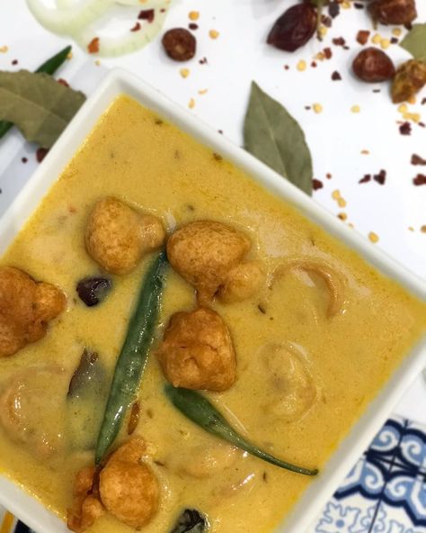 Najmi on Instagram: “𝓣𝓻𝓪𝓭𝓲𝓽𝓲𝓸𝓷𝓪𝓵 𝓚𝓪𝓻𝓱𝓲 💛 A vibrant dish of Pakora’s in a sour yoghurt soup with a tempering of spices. This Kadhi Pakora recipe is my idea of…” Yoghurt Soup, Kadhi Pakora Recipe, Pakora Recipe, Pakora Recipes, My Idea, Asian Dishes, Indian Food, Red Curry, Thai Red Curry