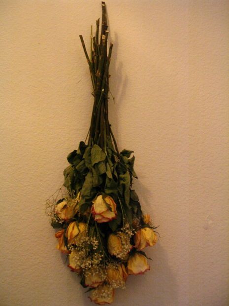 Hanging Your Roses Dried Wall Flower Arrangements, Dried Roses On Wall, Dried Roses Bouquet, Dried Flower Bouquet Tattoo, Dried Rose Bouquet, Dried Roses Decor, Dried Flower Arrangements Wall, Dried Roses Ideas, Hanging Flower Bouquet