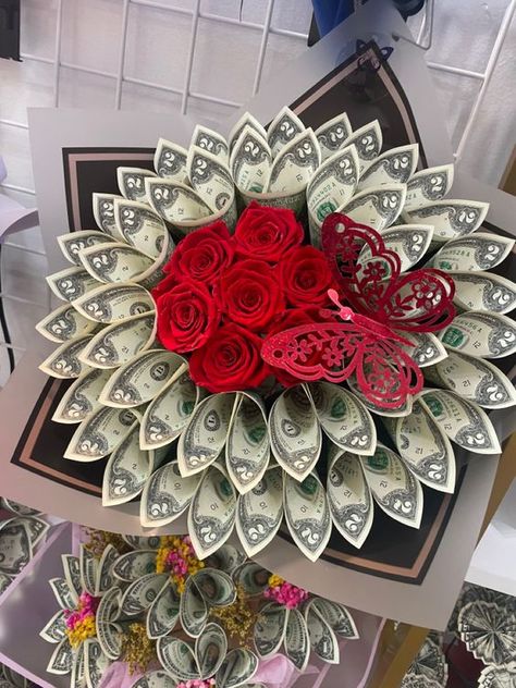 Money Flowers Bouquet. - Gist94 Surprise Gift Box Ideas Quinceanera, Graduation Money Bouquet, Money Rose Bouquet, Graduation Money Gifts, Money Rose, Flower Boquet, Diy Bouquet Wrap, Luxury Flower Bouquets, Money Flowers