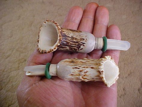 These do it yourself deer antler craft ideas are great for your found antlers this year. Some may be more work than others, but they're all awesome. Deer Antler Crafts Ideas, Deer Antler Crafts Diy, Deer Antlers Diy, Deer Horn Ideas, Deer Antler Ideas, Diy Antler, Diy Antlers, Deer Hunting Decor, Hunting Crafts