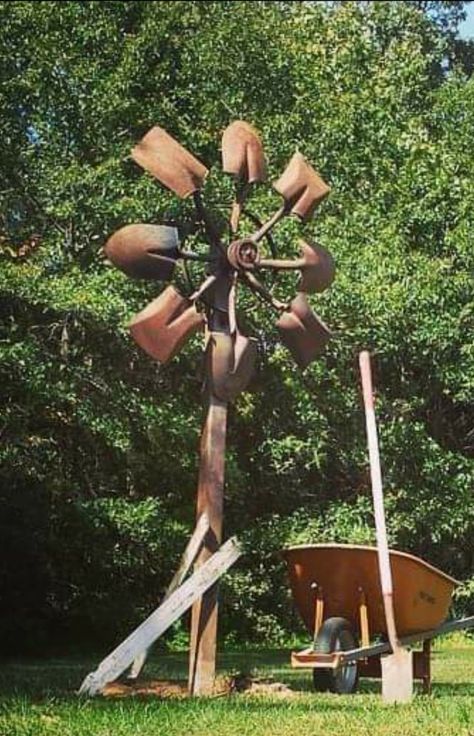 Rusty old garden shovels repurposed into a yard decoration. Whimsical Garden Art, Unique Garden Art, Garden Junk, Metal Yard Art, Garden Art Sculptures Diy, Metal Garden Art, Garden Art Projects, Garden Art Crafts, Junk Art