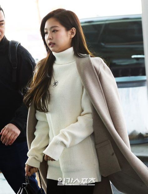 Jennie dresses in Chanel for the airport ~ Netizen Buzz Jennie Chanel Outfit, Airport Fashion Kpop, Korean Airport Fashion, Chanel Outfit, Looks Party, Legging Outfits, Looks Black, Looks Chic, Kpop Fashion Outfits