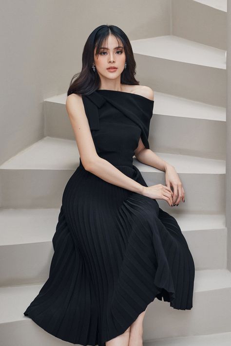 Wide Arm Dress, Elegant Dresses For Women Wedding, Bridesmaid Dress Black, Black Dress Outfits, Pleated Midi Dress, Classy Dress, Elegant Outfit, Black Midi Dress, Dress With Bow