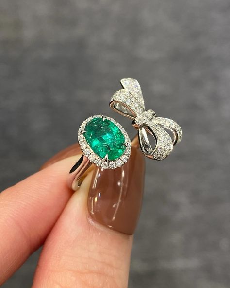 Pearl And Emerald Ring, Gold And Emerald Ring, Hand Modelling, Diamond Ring Designs, Jewellery Project, Antique Diamond Jewelry, Baguette Diamond Wedding Band, Pearl Wedding Ring, Diamond Bracelet Design