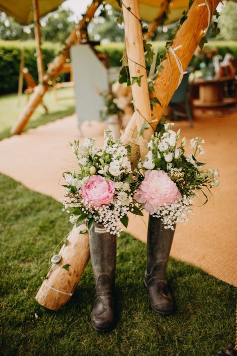 Aesthetic Wedding Decor, Tipi Wedding Decor, Country Wedding Songs, Farmhouse Yard, Boots Wedding, Equestrian Wedding, Gypsophila Flower, Flower Boots, Rustic Farm Wedding