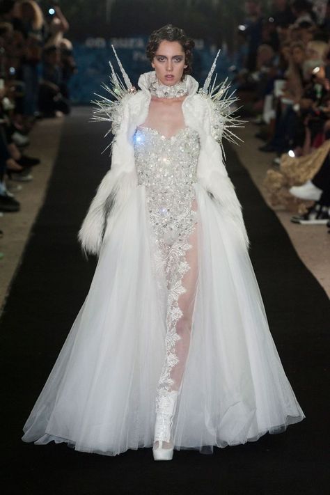 Snow Queen Costume, Ice Queen Costume, Barbie Mode, Queen Costume, Ice Queen, Cat Walk, Fantasy Fashion, Fall 2014, Costume Design