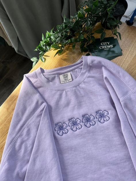 citycrews - Etsy Comfort Colors Crewneck, How To Embroider Clothes, Hibiscus Clothes, Cute Embroidered Sweatshirt, Embroidery Sweatshirt Ideas, Crewneck Sweatshirt Outfit, Beach Crewneck, Summer Crewneck, Cute Crewneck Sweatshirt