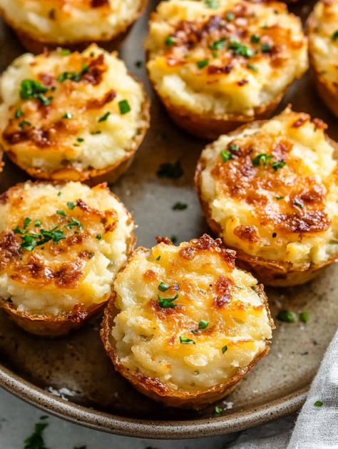 Garlic Parmesan Mashed Potato Cups - Taste Of Recipe Mashed Potato Cups, Potato Skins Appetizer, Garlic Parmesan Mashed Potatoes, Potato Cups, Mashed Potato Bites, Thanksgiving Potatoes, Parmesan Potato Stacks, Mashed Potato Balls, Parmesan Mashed Potatoes