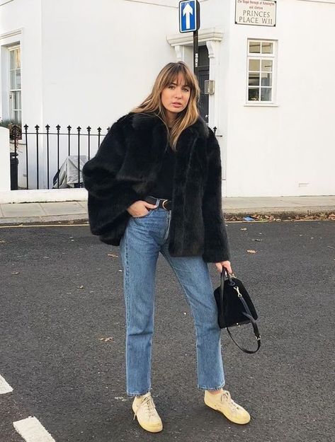 Levi's Ribcage Jeans: @shotfromthestreet in Levi's jeans Levis Ribcage Jeans Outfit, Black Mom Jeans Outfit, Levi Jeans Outfit, Levis Ribcage Jeans, Lizzy Hadfield, Cute Outfits With Shorts, Ribcage Jeans, Levis Outfit, Levis Ribcage