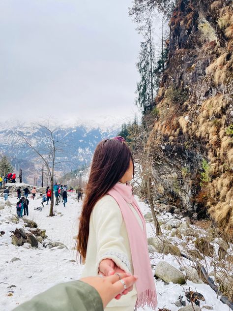 #manali #snow #winterwonderland #mountains Tumblr, Outfit Ideas For Mountain Trip Winter, Manali Couple Photos, Honeymoon In Mountains, Manali Dress Ideas Women, Manali Couple Photoshoot, Shimla Manali Photography, Solang Valley Manali Photography, Manali Outfit Ideas Women