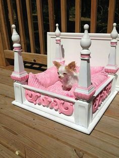 My little Chihuahua Calli would look so cute sleeping on this!  But....she sleeps with me! Princess Dog Bed, Katt Diy, Diy Dog Bed, Princess Dog, Puppy Beds, Modern Pet, Dog Rooms, Dog Furniture, Diy Dog