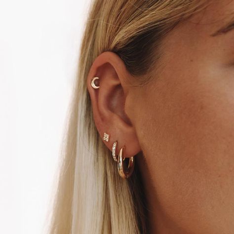 Ušný Piercing, Conch Ear Piercing, Piercing Lobe, Minimalist Ear Piercings, Ear Piercing Ideas, Ear Peircings, Dainty Gold Earrings, Cool Ear Piercings, Pretty Ear Piercings