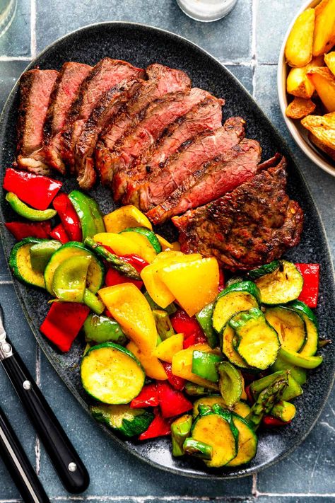 Argentinian steak with grilled vegetables is a simple dish made in 15 minutes (+ heating the grill). The steak is juicy, while the veggies are crunchy. Argentinian Steak, Marinated Pork Chops Grilled, Steak Doneness, Grilled Lemon Chicken, Fried Apple Pies, Fried Apple, Potato Wedges Baked, Mint Sauce, Juicy Steak