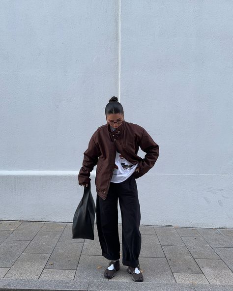 Nike trainers, nike air rift, barrel leg trousers how to style brown, basic outfit ideas, winter outfits #ootd #outfitinspo Nike Air Rift Outfit, Air Rift Outfit, Outfit Zapatillas, Basic Outfit Ideas, Nike Rift, Nike Air Rift, Outfit Ideas Winter, Trainers Nike, Summer 2025