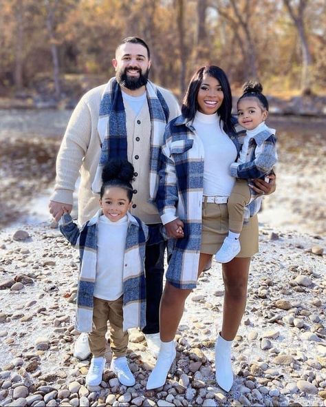 Fall Photos Black Family, Couples Thanksgiving Outfits, Black Family Fall Pictures Outfits, Black Family Fall Photoshoot, Christmas Photoshoot Outfits Family, Simple Family Photo Outfits, Plaid Family Pictures Outfits, Black Family Holiday Photos, Pose For Group Photos